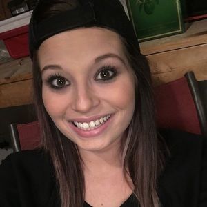 Meet your Posher, Caitlin