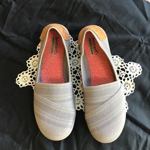 9.5M Beartraps grey slip on flats