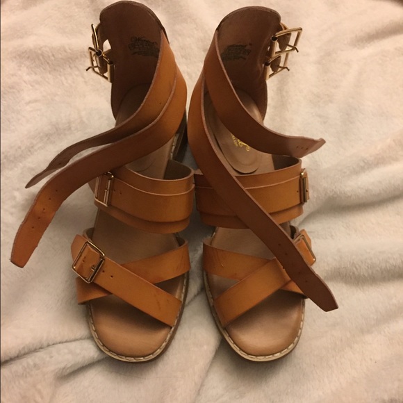 Strappy Buckle sandals - Picture 3 of 4