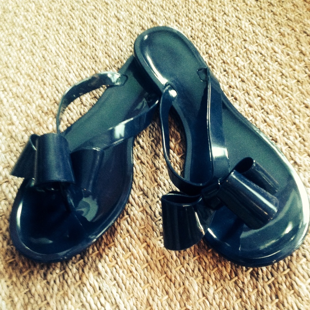 NWT Bow Flip Flops in Navy
