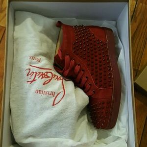 I'm selling a brand new pair of Christian Loubouti