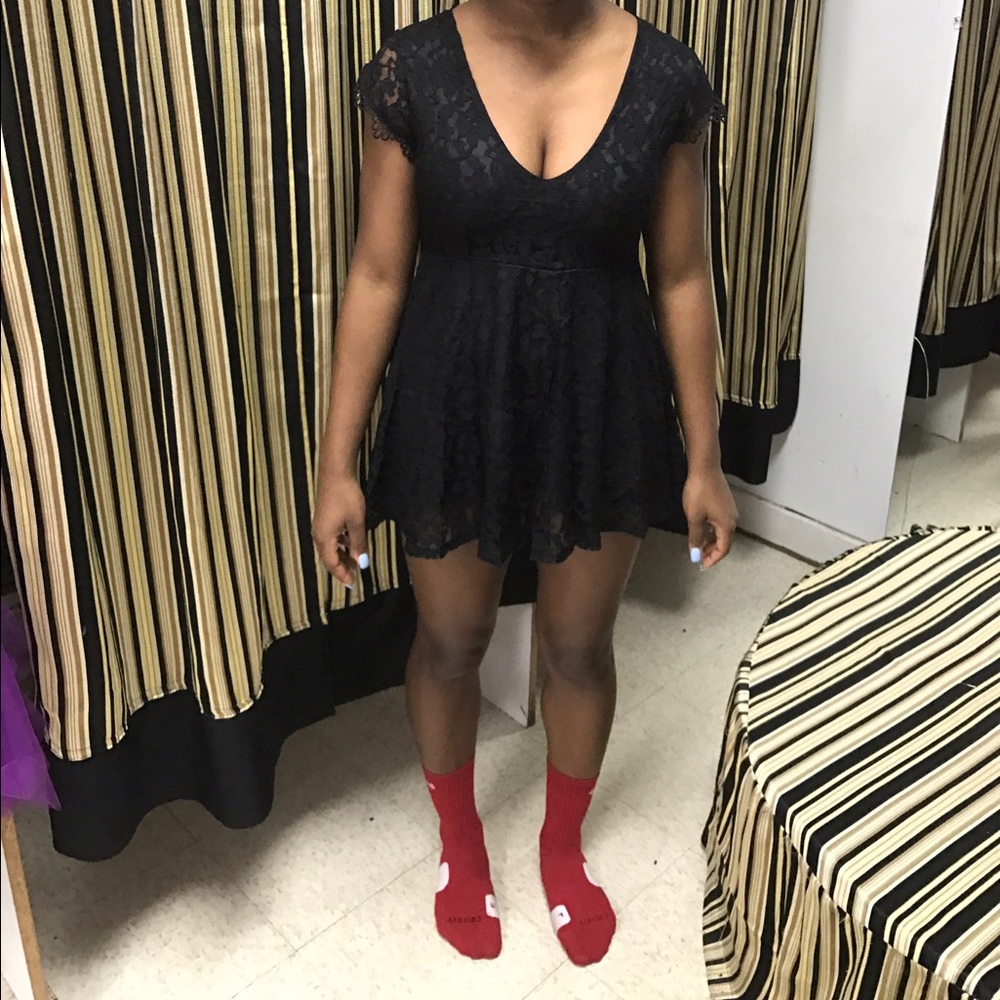 Black v-neck lace short dress