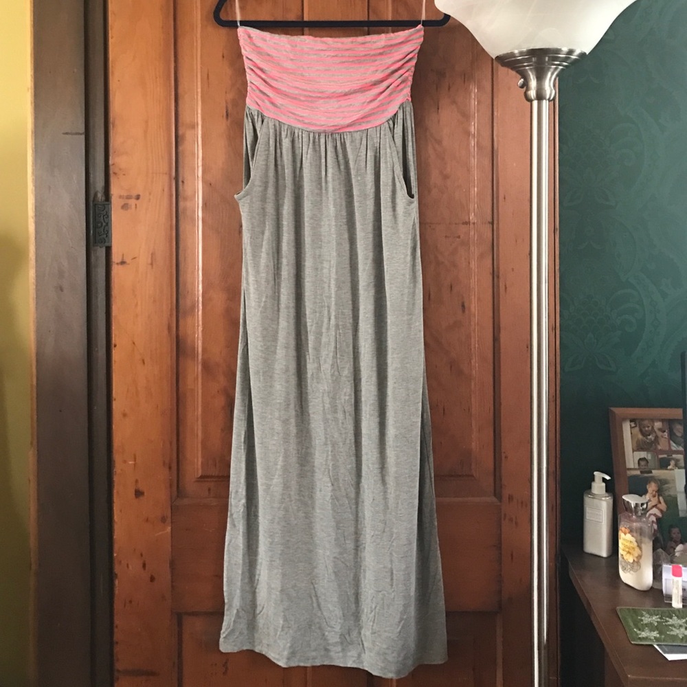 Super cute strapless Maxi dress with pockets!