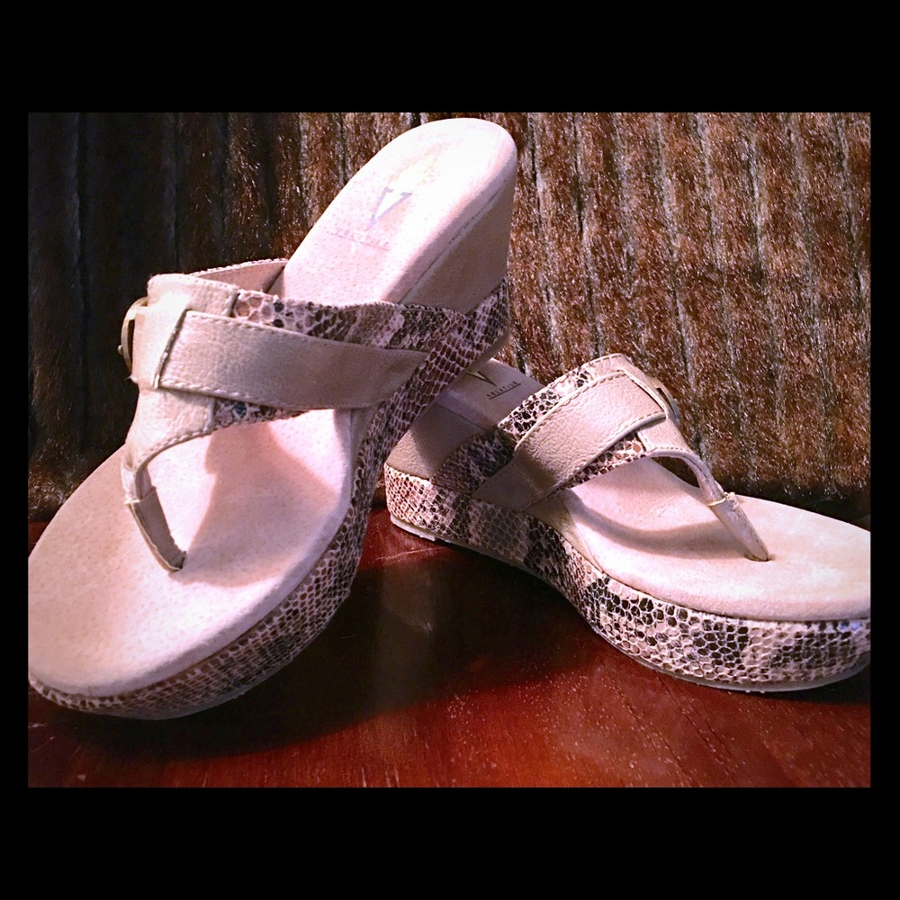 Size 8 new without tags volatile sandals