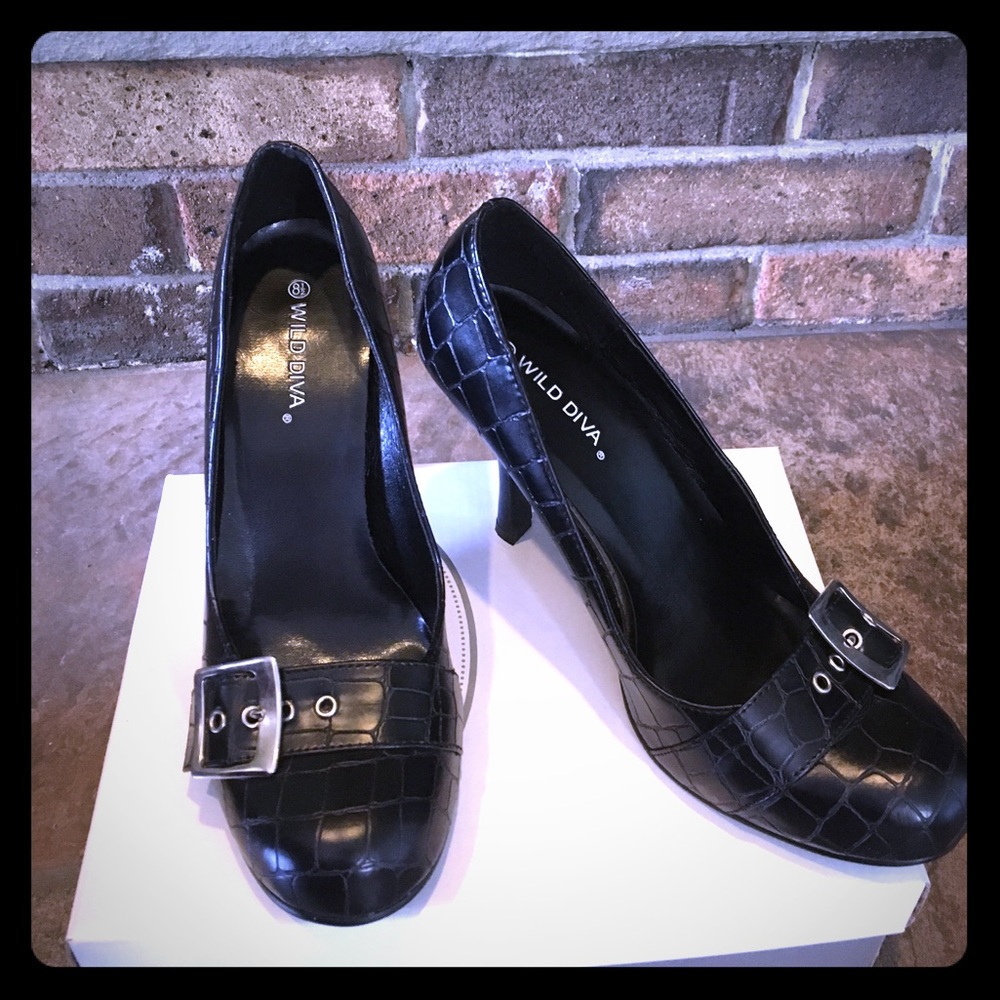 Black pumps never worn