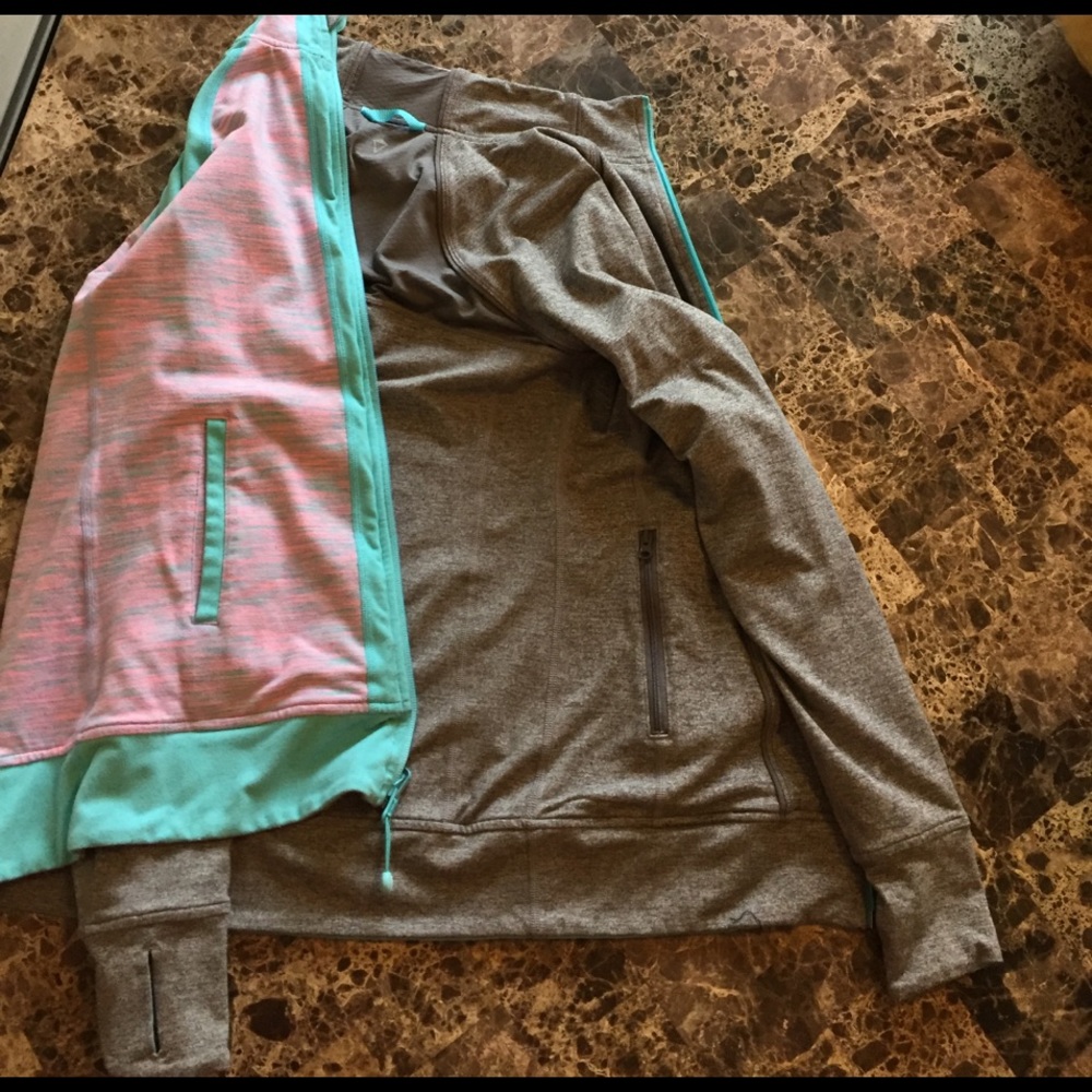 Iviva by Lululemon versatile cold gear sweatshirt.