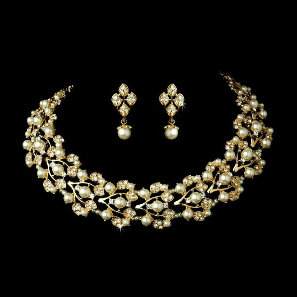 Necklace and earring set