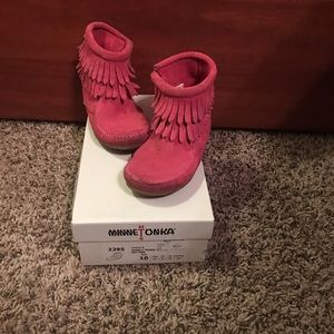 Toddler girl Minnetonka pink fringe boots size 10