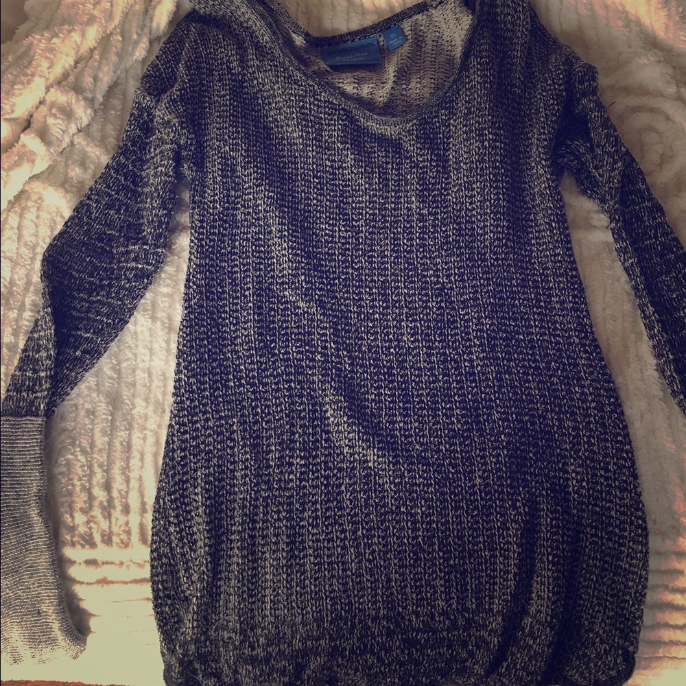 Gray light sweater.