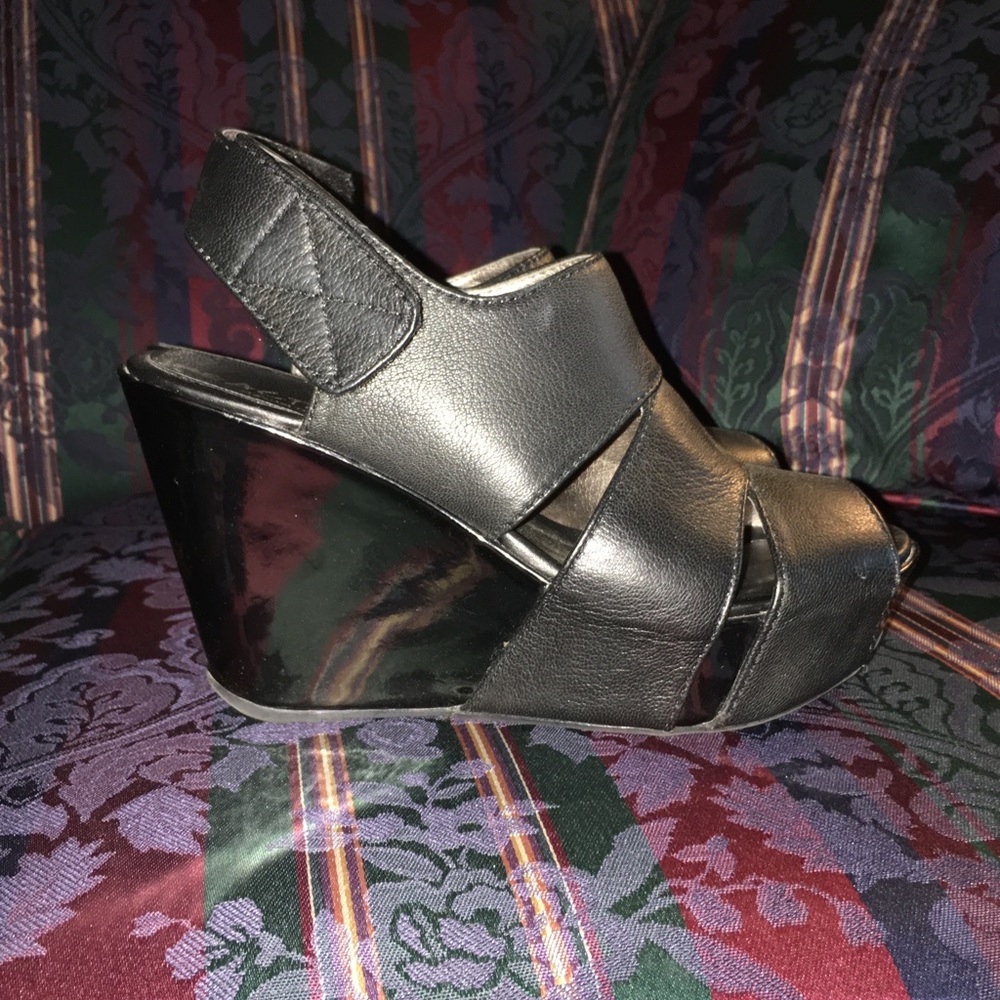 Kenneth Cole Reaction black wedge shoes