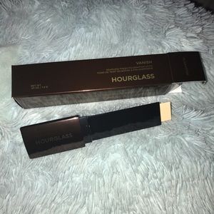 Hourglass Seamless Finish Foundation - Alabaster