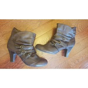 Glo Brown Ankle Boots Size 8M