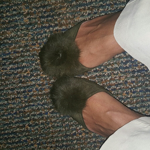 ⚠️ Last Pair⚠️ Pom Pom Flats - Picture 3 of 4