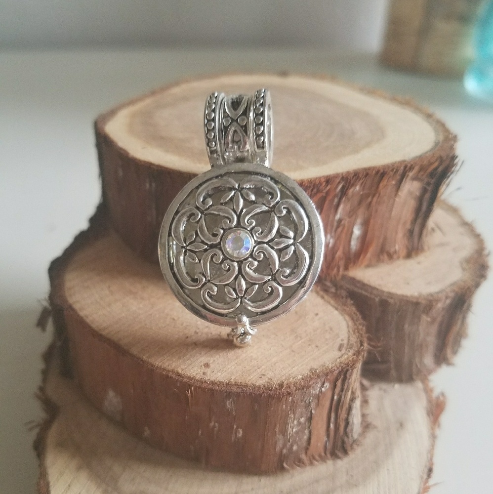 Essential oil diffuser locket