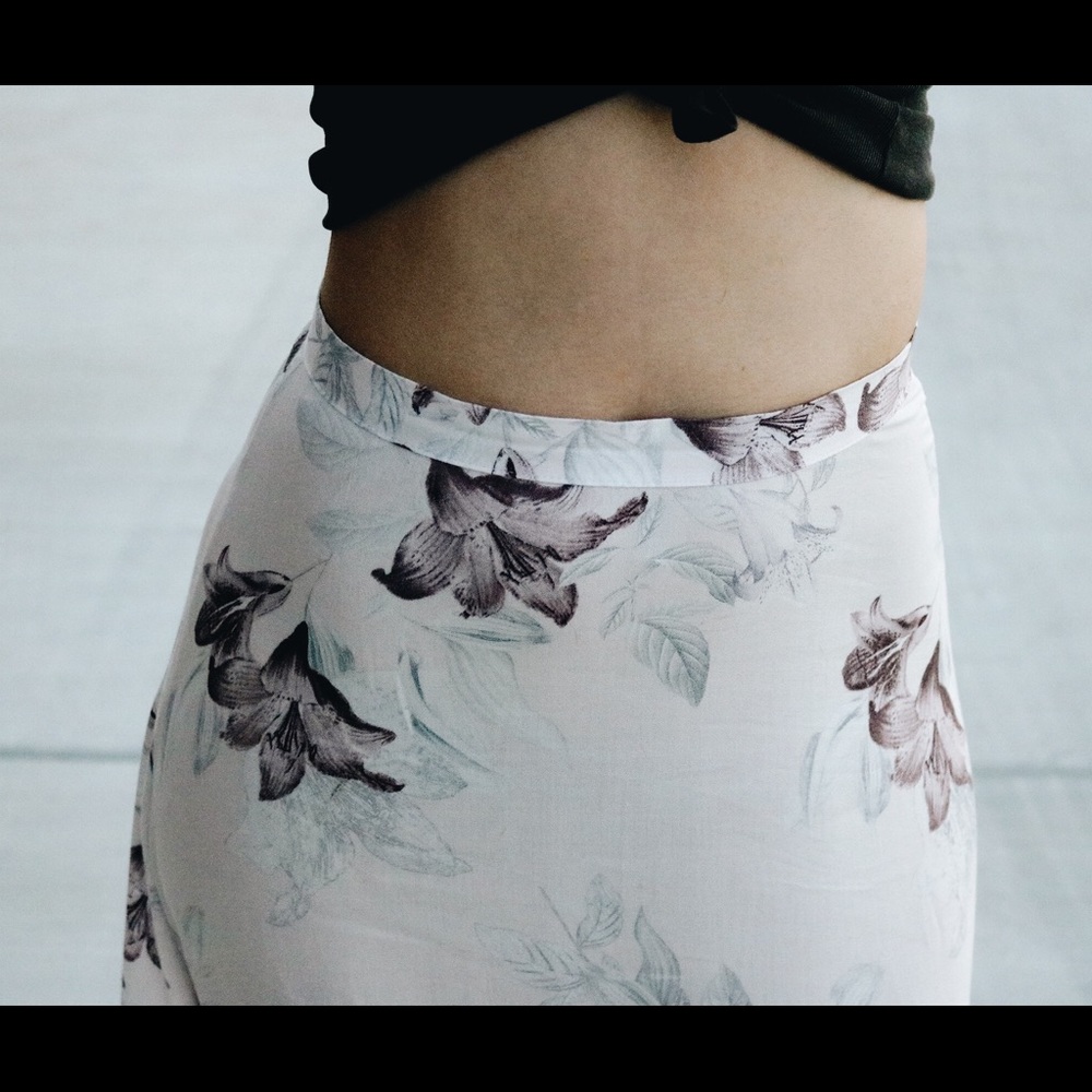 ❗️SALE❗️Gypse Floral Maxi Skirt - Picture 4 of 6