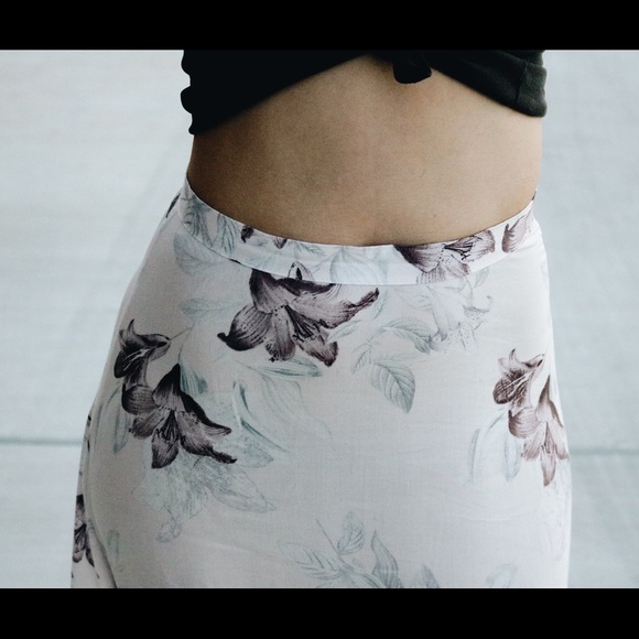 ❗️SALE❗️Gypse Floral Maxi Skirt - Picture 4 of 6