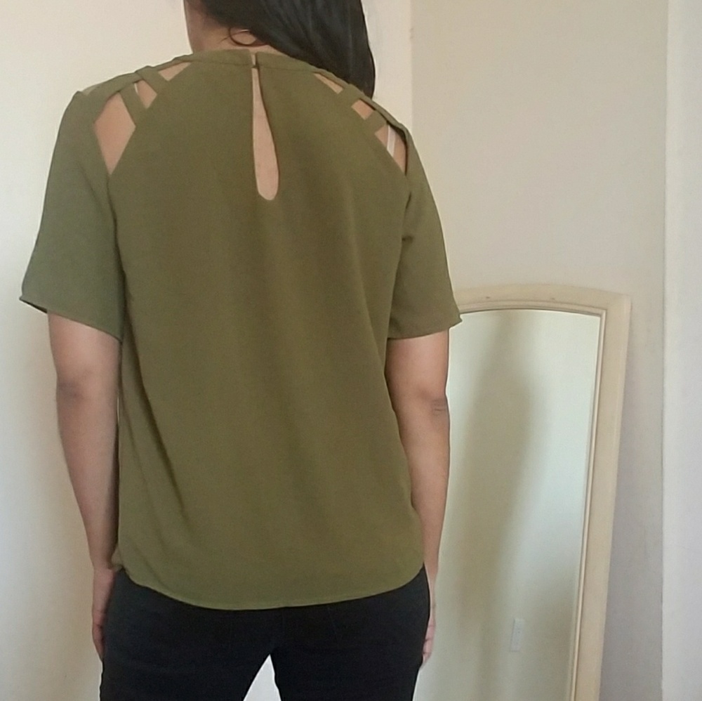 ❗LAST ONE❗OLIVE GREEN CUTOUT TOP - Picture 3 of 3