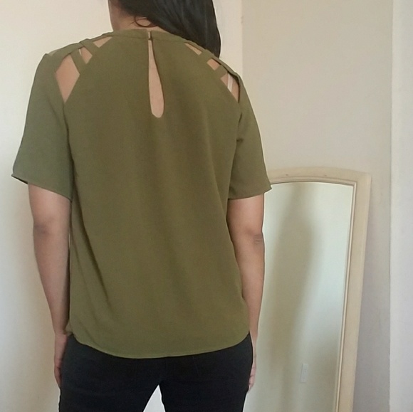 ❗LAST ONE❗OLIVE GREEN CUTOUT TOP - Picture 3 of 3