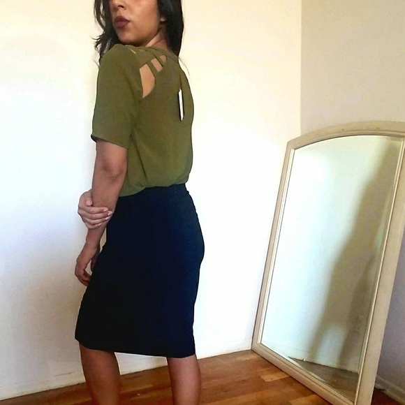 ❗LAST ONE❗OLIVE GREEN CUTOUT TOP - Picture 2 of 3