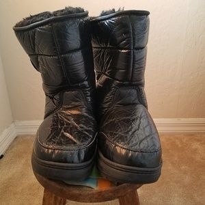 New never worn women's 9M Khombu Snow boots