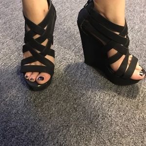 Steve Madden criss cross front design black wedges