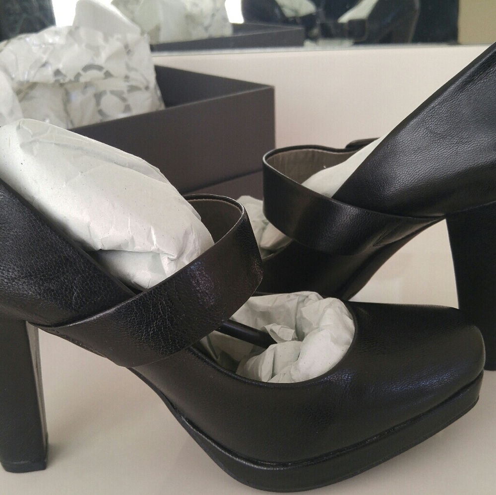 Black pumps