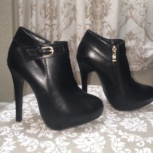 Black Zip Up Ankle Booties Size 6