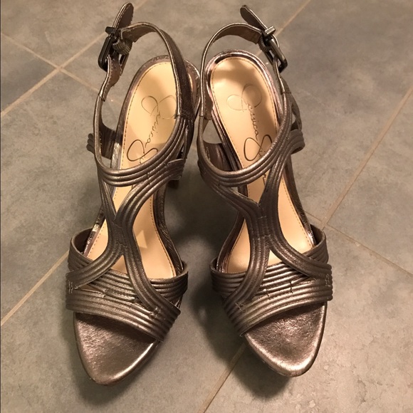 Silver Heels - Picture 1 of 4