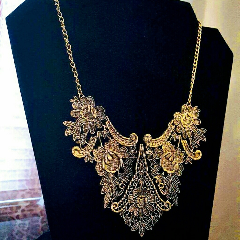 Gold tone Necklace - Bib