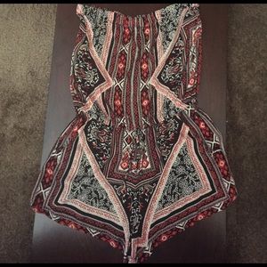 Strapless patterned romper
