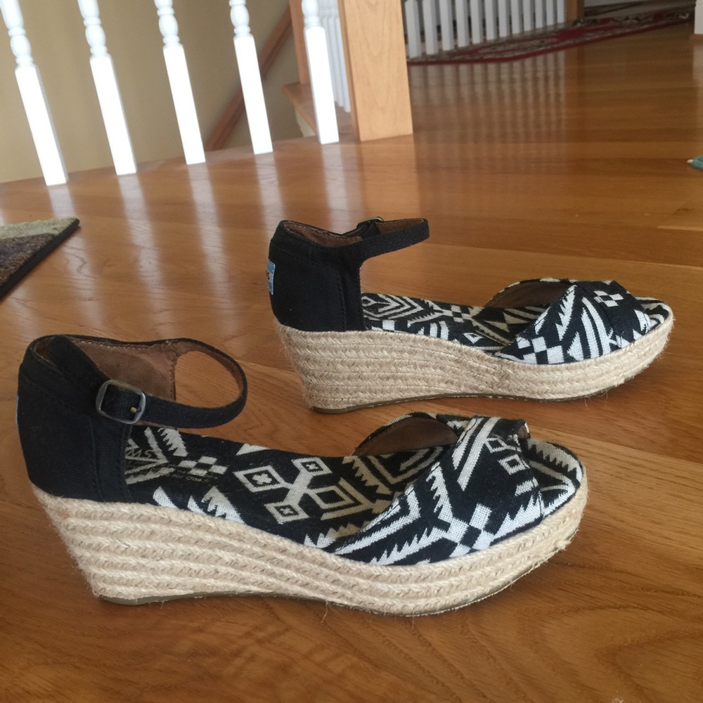 TOMS black & white tribal straw wedges ankle strap
