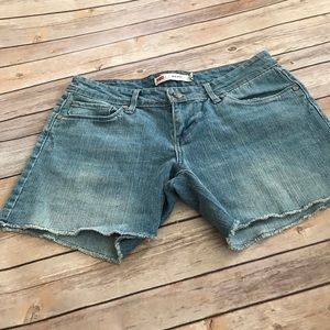 Closing shop 🚫 Levi's midi shorts