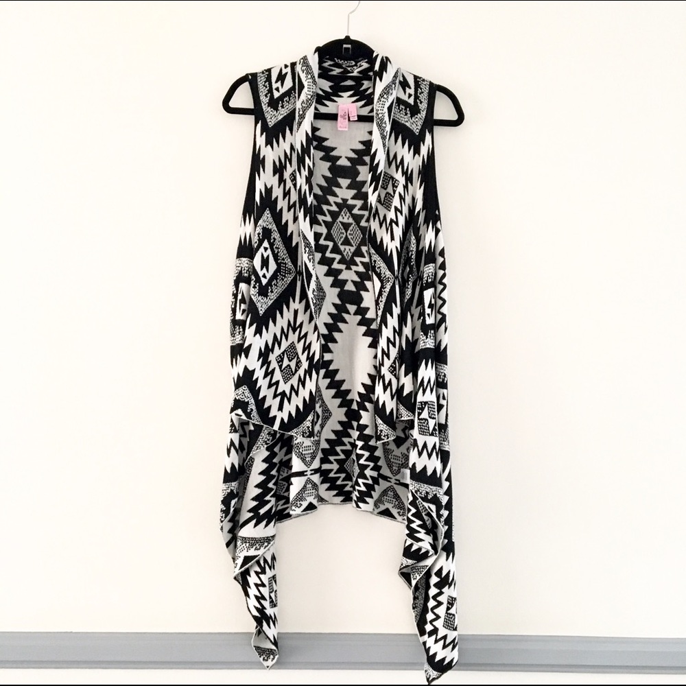 Aztec print - black/white knit sleeveless sweater