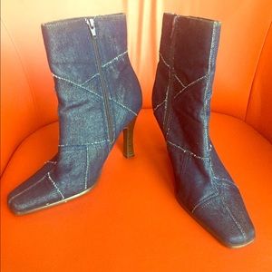 Adorable Denim Zip Up Boots in a Size 8.5, Comfy
