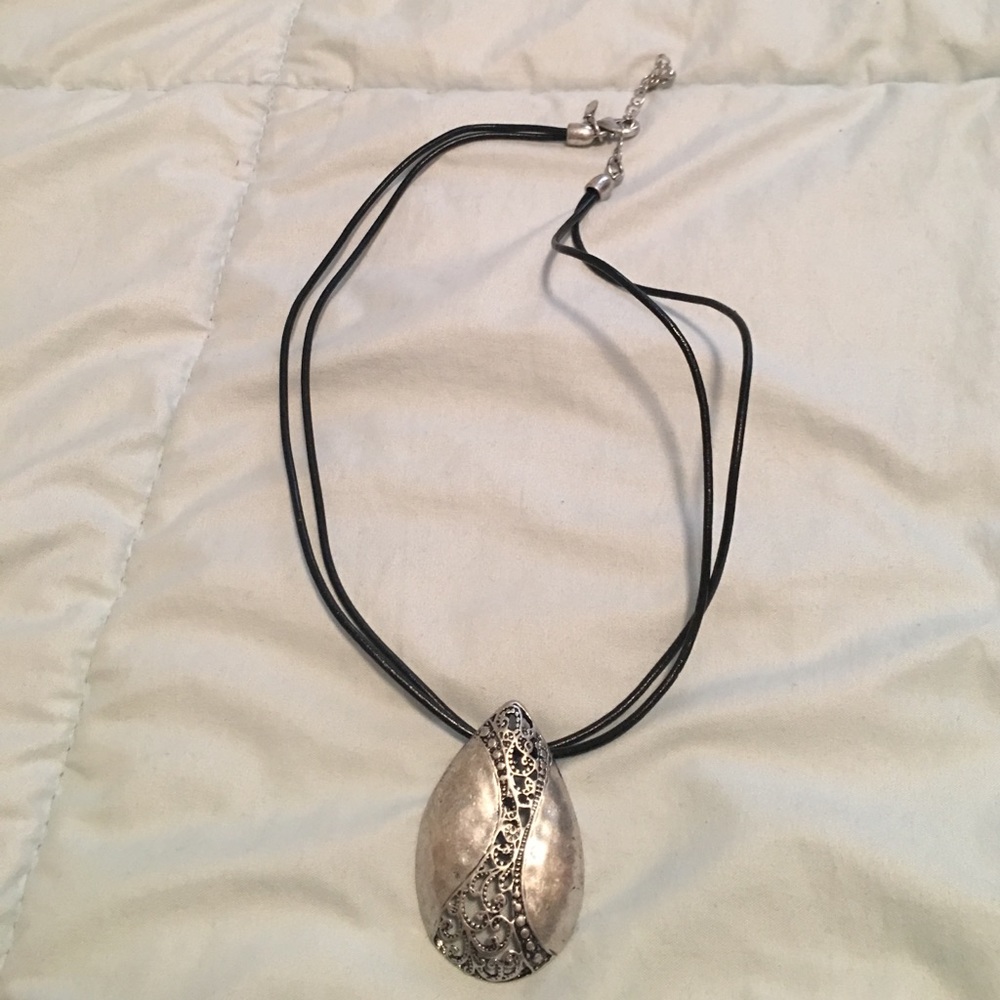 💰ACCEPTING OFFERS💰Black cord necklace