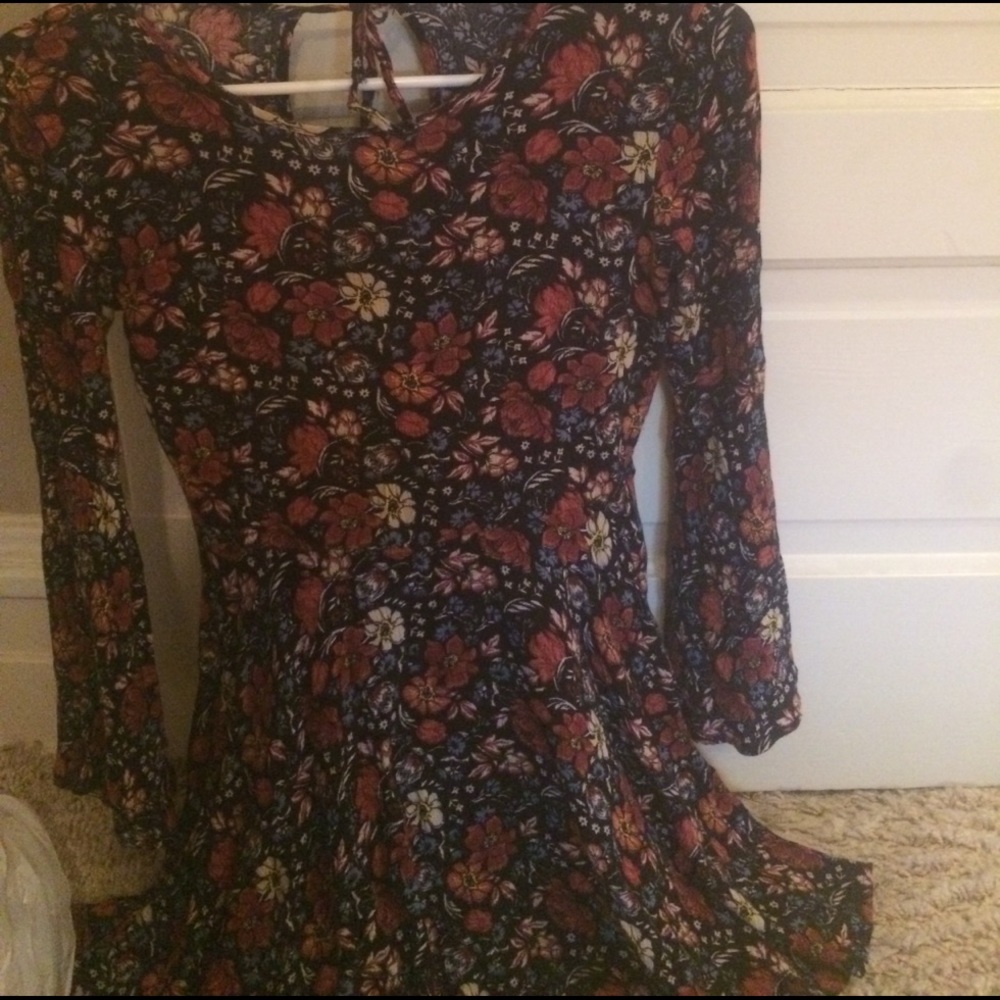 🚫sold 🚫 sleeve floral dress with back that ties