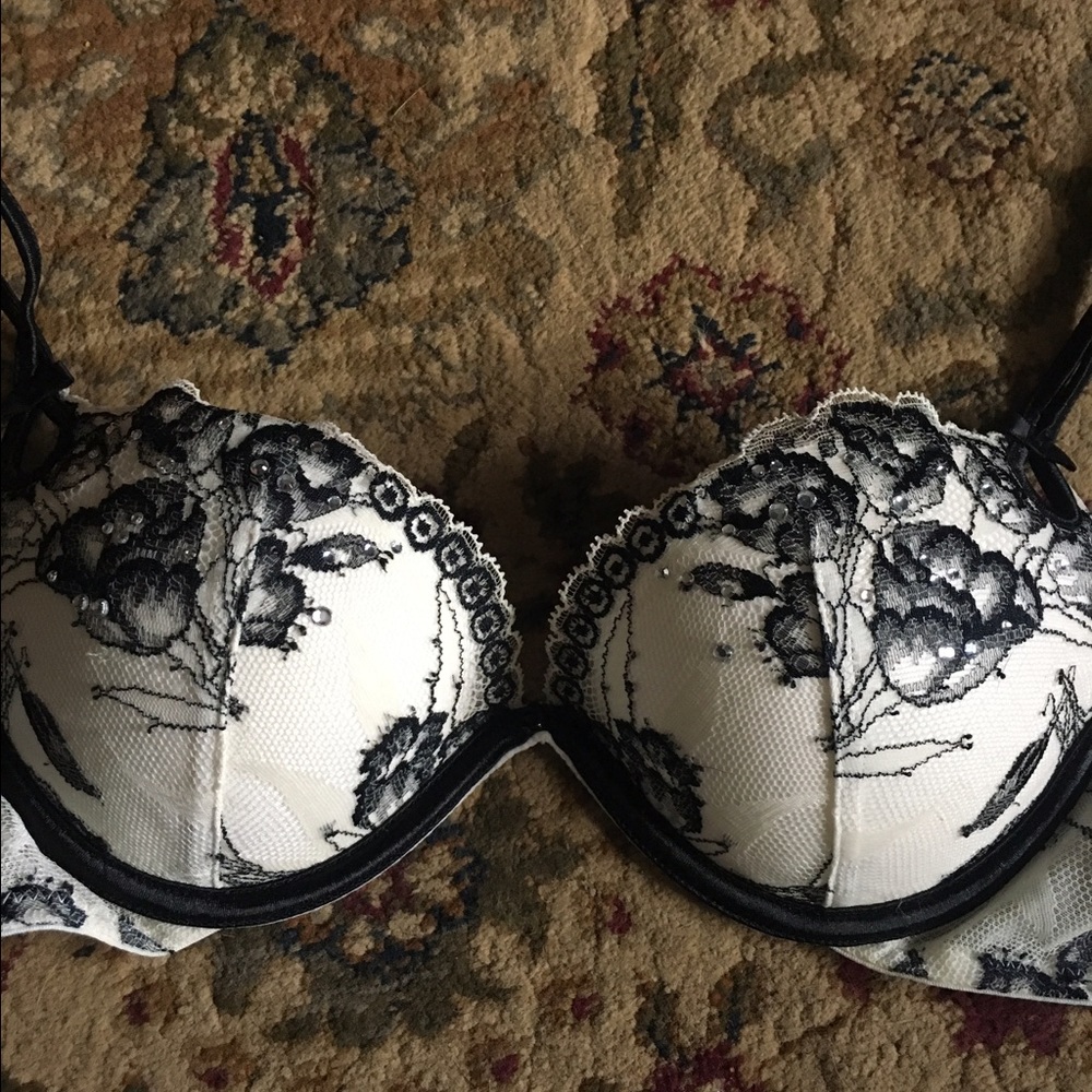 Rare Victoria's Secret Gorgeous rhinestone 32b bra