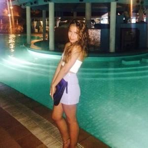 Meet your Posher, Claudia