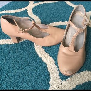Character Shoes: Size 7 women's tan capezio