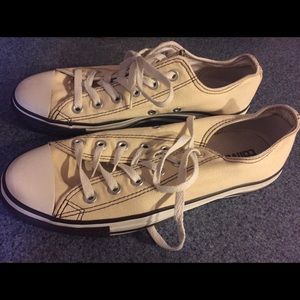 Woman's Converse size 9
