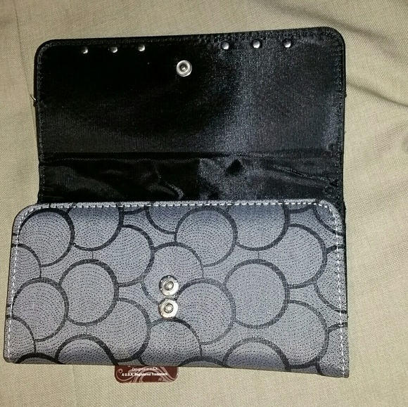 G Tri- Fold Wallet NWT - Picture 2 of 4