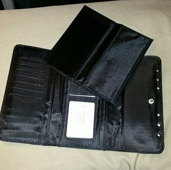 G Tri- Fold Wallet NWT - Picture 3 of 4