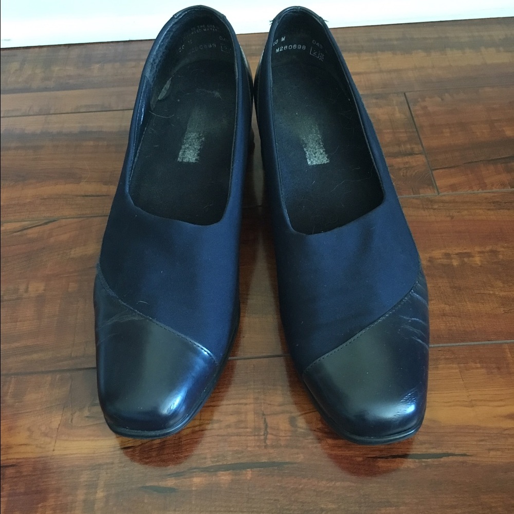 CLOSET CLOSING❗️Munro Navy Blue Heels