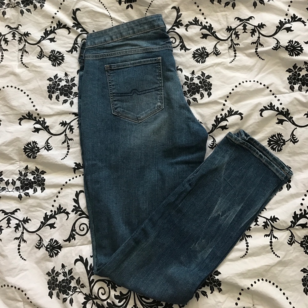 Distressed blue 👖 jeans