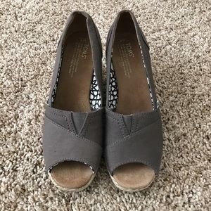 New TOMS CLASSIC GREY CANVAS WEDGE SIZE 7W