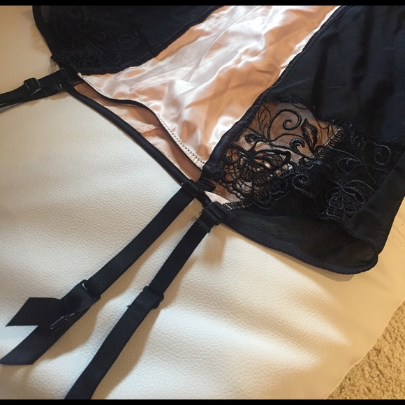 Black and cream lingerie - Picture 3 of 7