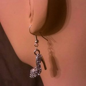 Beautiful Silver Tone Earrings w/Rhinestones