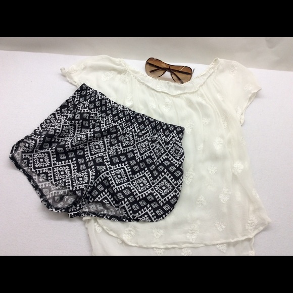 Urban Outfitters | Shorts | Staring At Stars Black White Geometric