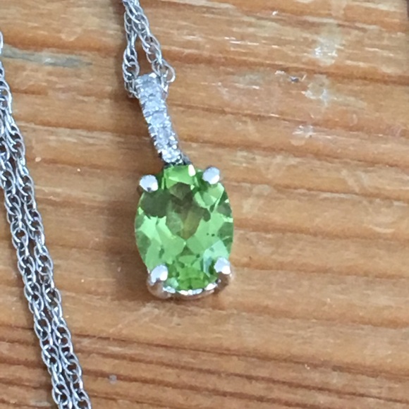 Beautiful 1 Carat Peridot and Diamond Necklace - Picture 1 of 4