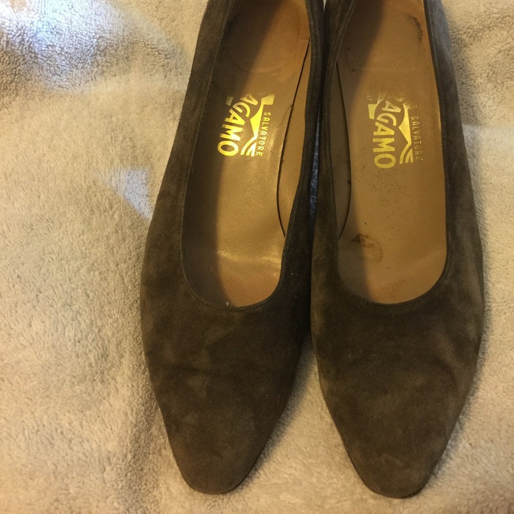 Ferragamo rich taupe suede opera pumps  8 B